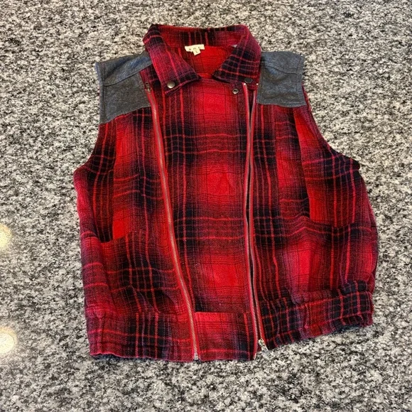 POL Red Plaid Vest with Gray Accents - Picture 3 of 5